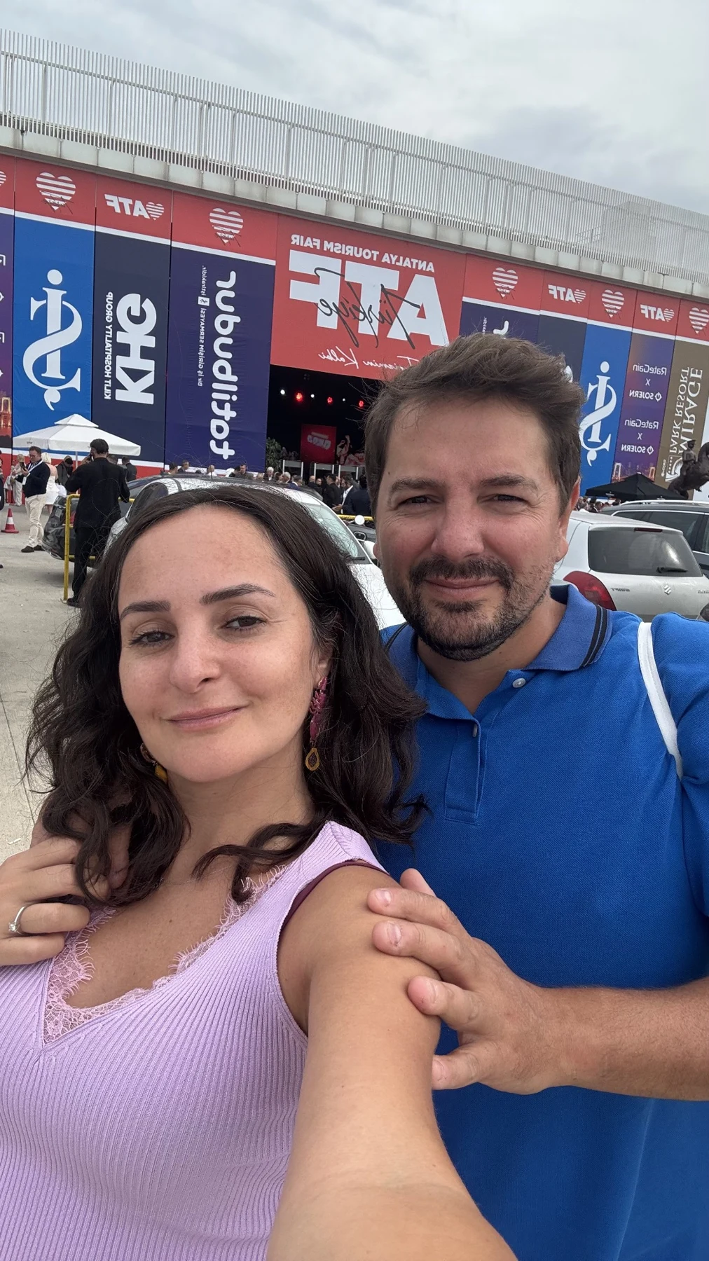 ATF26 girişinde birlikte bir hatıra